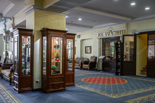 Витрина и колонны в холле гостиницы